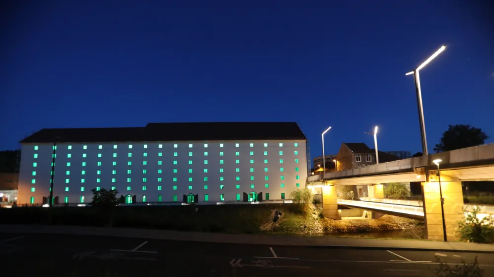 Zaradi gradnje Fabianijevega mostu je bil kompleks Cukrarne razdeljen na dva dela.&nbsp;