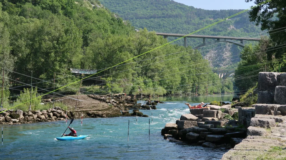 Soča, Solkan, stari jez, neuradno kopali&scaron;če, kajak