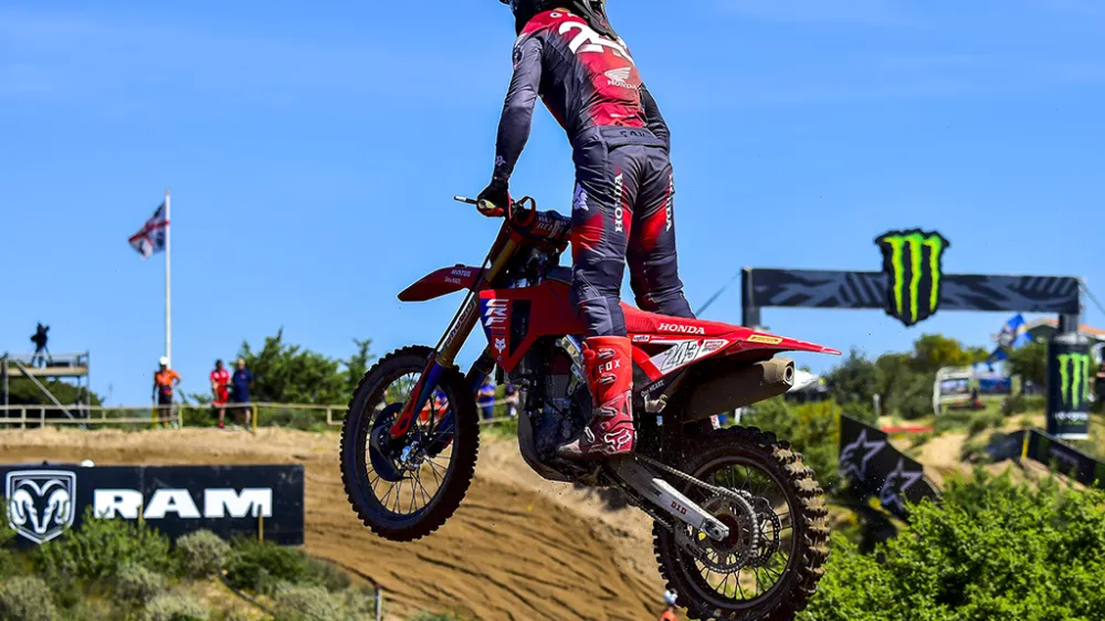 Tim Gajser ni mogel prehiteti velikega rivala.&nbsp;