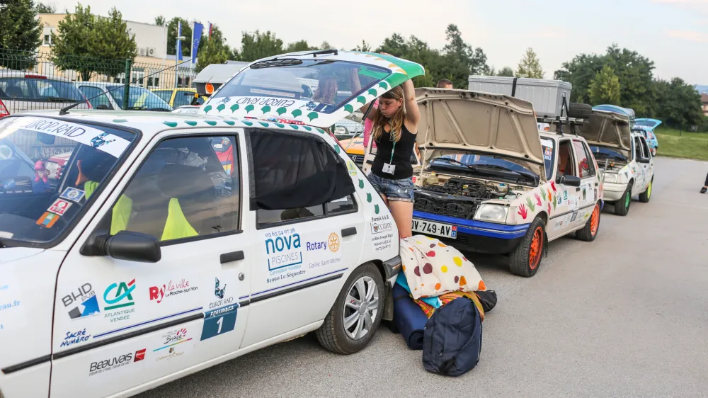 - 01.08.2018 &ndash; Vrhnika - Karavana 250 starih "pežojkotov", ki se je iz Francije podala na 10.000 kilometrov dolgo pot po Evropi, se je že drugič ustavila na Vrhniki. Na pot se je podalo 800 &scaron;tudentov z avtomobili Peugeot 205, //FOTO: Bojan Velikonja