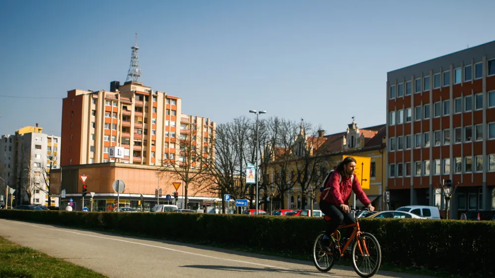 - Murska Sobota 2014 - Prekmurje - stanovanjska soseska - kolesarska steza - <br><br><br><br><br>//FOTO: Bojan Velikonja