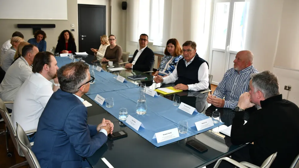 Župani obalnih občin za gradnjo 2 tira