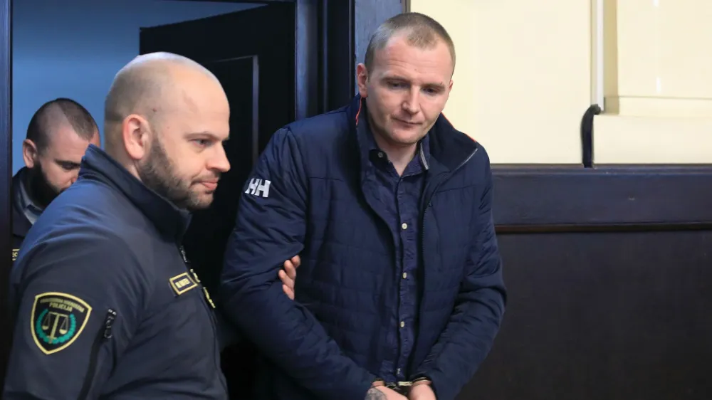 Sedina &Scaron;i&scaron;ića so zaradi varnosti obkrožali &scaron;tirje pravosodni policisti. F Andrej Petelin&scaron;ek, Večer