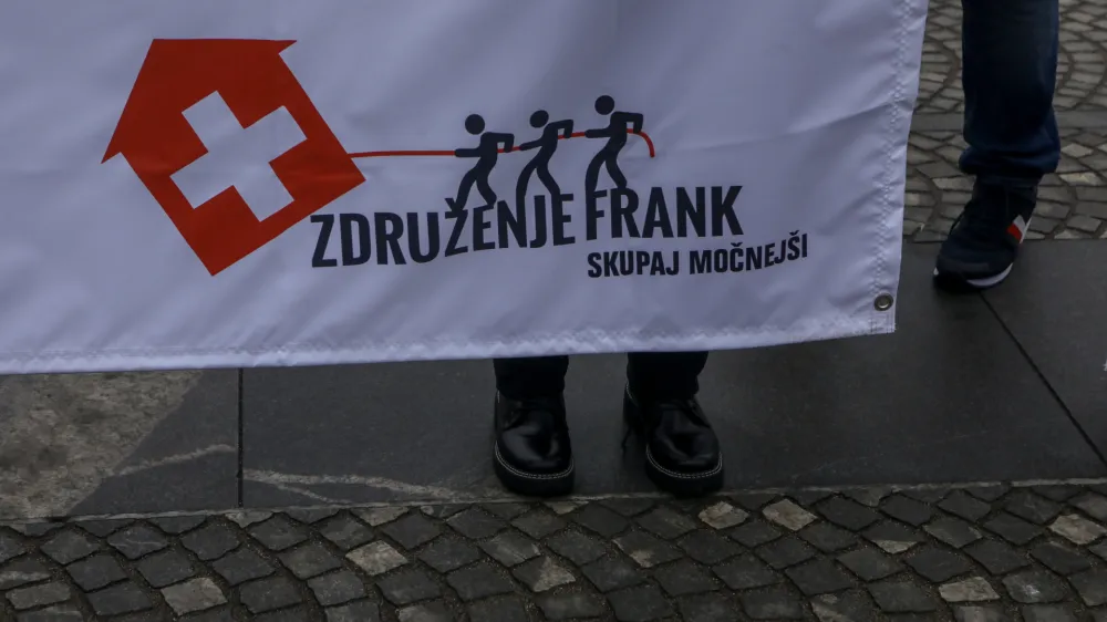 protestni shod kreditojemalcev kreditov v &scaron;vicarskih frankih - protest Združenje Frank -.- 01.02.2022 &ndash; Državni zbor DZ - poslanci obravnavali predlog zakona o omejitvi in porazdelitvi valutnega tveganja med kreditodajalci in kreditojemalci kreditov v &scaron;vicarskih frankih, ki ga je v postopek vložil državni svet. //FOTO: Luka Cjuha 