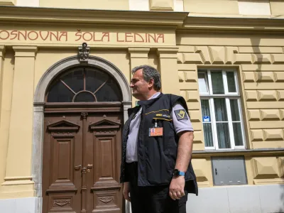 Ljubljanska občina je okrepila varovanje na osnovnih &scaron;olah, od torka do petka so jim zagotovili varnostnika, ki bo tam med 7. in 17. uro.