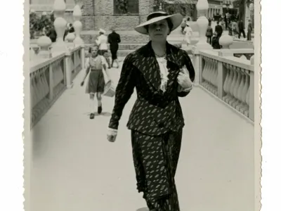 Elza Kastl Obereigner v popoldanski obleki na Tromostovju, 1940 _ zasebna last
