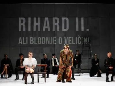 Režijo predstave Pet kraljev: K psihopatologiji neke monarhije, ki jo je po Shakespearovih kraljevskih kronikah zasnoval Tibor Hrs Pandur, podpisuje Livija Pandur. F Aljo&scaron;a Rebolj