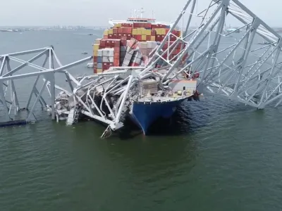 V zvezi s trčenjem ladje v Most Francisa Scotta Keyja v Baltimoru se že pletejo teorije zarote.&nbsp;