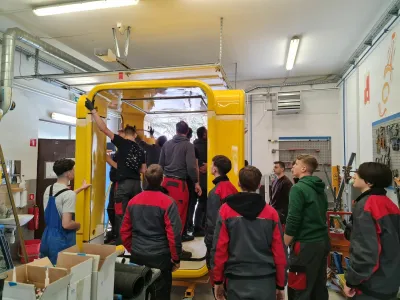 Dijaki programa avtoličar &Scaron;olskega centra Celje so v sodelovanju s celjsko občino obnovili znameniti kiosk K67, ki ga bodo v soboto postavili na Krekov trg, zatem pa se bo selil &scaron;e po drugih mestnih četrtih. Foto: Lucija Ovtar &Scaron;olinc