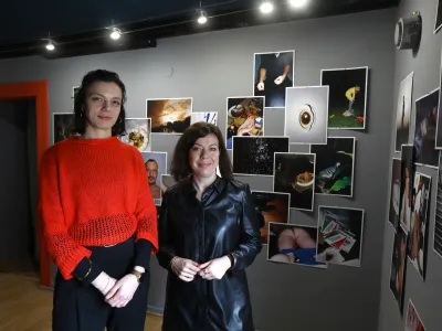 &raquo;Kurirati v tak&scaron;ni galeriji ima tudi svoje izzive. Spolnost je namreč postala predmet &scaron;tevilnih razprav, zato je treba nekatere vsebine najprej temeljito raziskati,&laquo; priznavata kustosinji Maja Antončič in Maja Hodo&scaron;ček. Foto: Luka Cjuha