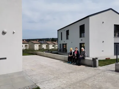 Vsem ljudem z oviranostjo bi morali zagotoviti večjo avtonomijo, vpliv in izbiro, kako, kje in s kom bodo živeli. Na fotografiji stanovalci nove stanovanjske skupine Doma na Krasu v Divači. Foto: Dom na Krasu
