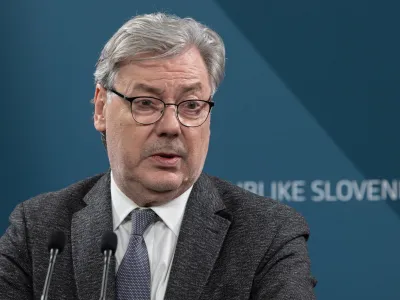 Ljubljana, vlada.<br>Izjava po redni tedenski seji vlade.<br>Drzavni sekretar za mednarodne zadeve ter nacionalno in mednarodno varnost v kabinetu predsednika vlade Vojko Volk.