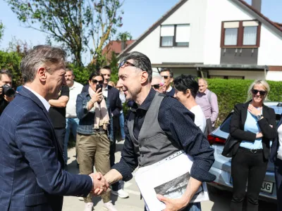 Pdsednik vlade RS Robert Golob, Ivan Kastelic, predstavnik stanovalcev Sneberij. -11.04.2024. Predstavitev projekta za&scaron;čite naselja Sneberje v Ljubljani pred poplavami reke Save. //FOTO: Bojan Velikonja 