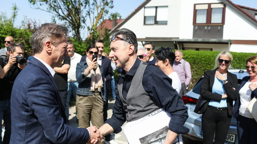 Pdsednik vlade RS Robert Golob, Ivan Kastelic, predstavnik stanovalcev Sneberij. -11.04.2024. Predstavitev projekta za&scaron;čite naselja Sneberje v Ljubljani pred poplavami reke Save. //FOTO: Bojan Velikonja 