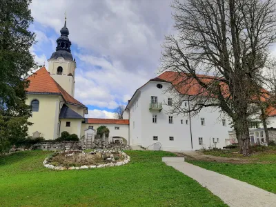 V gradu Dvor je bil nekoč vzgojni zavod, nato pa je skoraj četrt stoletja propadal.