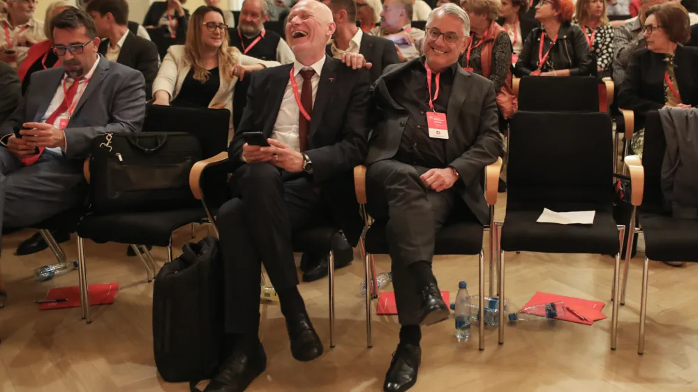 - Kandidati za predsednika;-Milan Brglez, kandidat za predsednika in evropski poslanec,- Matjaž Han, minister za gospodarstvo, turizem in &scaron;port,- 13.04.2024. Volilni kongres stranke SD, na katerem so delegati odločali o novem vodstvu in nadaljni poti socialne demokracije v Sloveniji.//FOTO: Bojan Velikonja