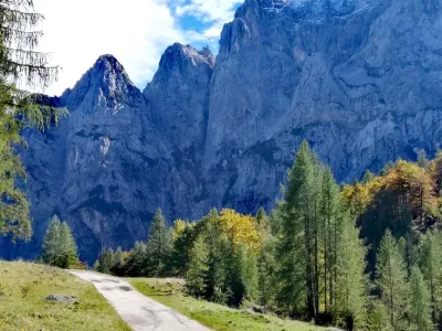 V primeru lepega vremena se je zapeljati do Vr&scaron;iča in poi&scaron;čite skrivnostno Ajdovsko deklico v severni steni Prisanka.