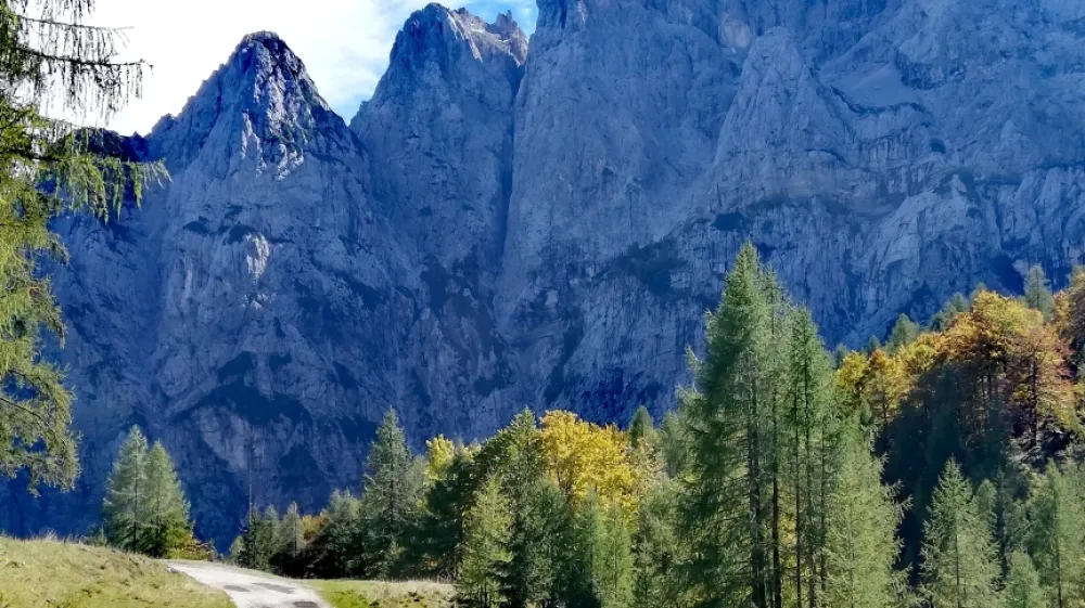 V primeru lepega vremena se je zapeljati do Vr&scaron;iča in poi&scaron;čite skrivnostno Ajdovsko deklico v severni steni Prisanka.