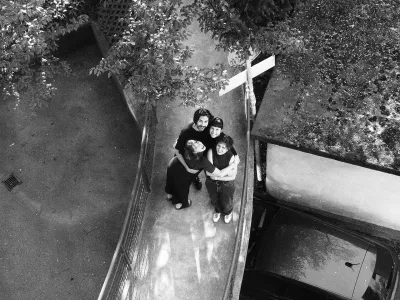 Ker se vsi &scaron;tirje sostanovalci in prijatelji na neki način ukvarjajo z umetnostjo, so poleg razstave ustanovili &scaron;e kolektiv Mostiček.&nbsp;