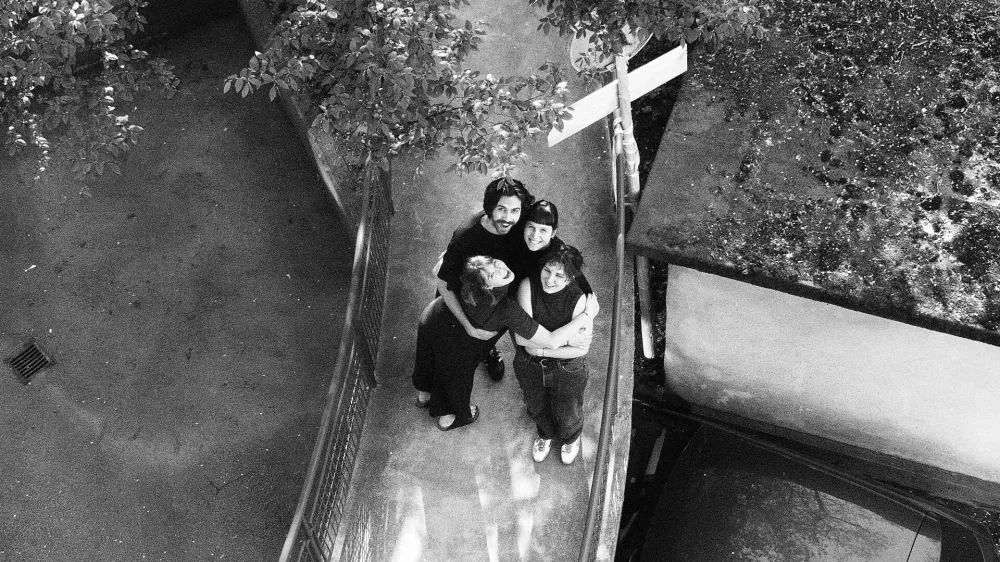 Ker se vsi &scaron;tirje sostanovalci in prijatelji na neki način ukvarjajo z umetnostjo, so poleg razstave ustanovili &scaron;e kolektiv Mostiček.&nbsp;