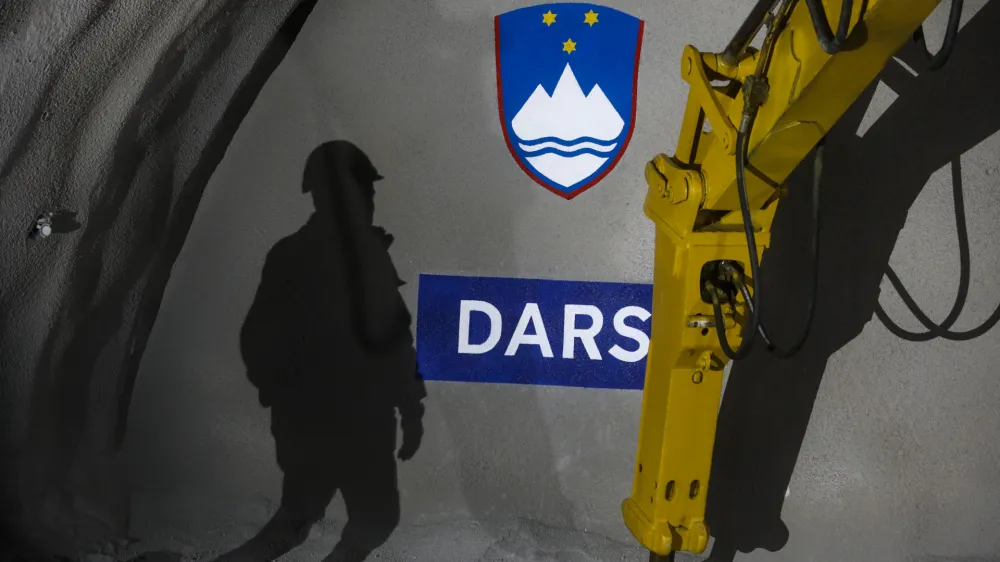 simbolična fotografija DARS18.3.2024 - predor Karavanke - dogodek ob preboju vzhodne cevi avtocestnega predora Karavanke, nagovor bo imel predsednik vlade Robert Golob, dogodka se bo udeležila tudi ministrica za infrastrukturo Alenka Bratu&scaron;ekFoto: Luka Cjuha