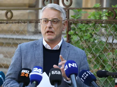 12.04.2024 - Minister za gospodarstvo, turizem in &scaron;port Matjaž Han bo danes ob 14. uri na križi&scaron;ču Resljeve in Čufarjeve za stavbo RTV Slovenija dal izjavo za medije glede kandidature za predsednika stranke SD na sobotnem volilnem kongresuFoto: Luka Cjuha