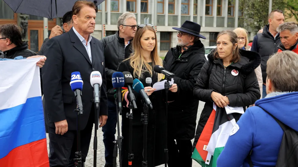 Ljubljana, Trg republike.<br>Novinarska konferenca Gibanja za pravice Palestincev, Pravnega centra za varstvo clovekovih pravic in okolja ter Mirovnega instituta, ki so jo grobo zmotili clani iniciative Glas upokojencev in Instituta 1. oktober.