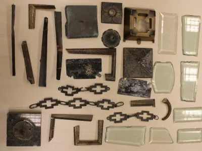 Policija je pri enem od osumljenih zasegla več predmetov, ukradenih z grobov na pokopali&scaron;ču v Svetici. 