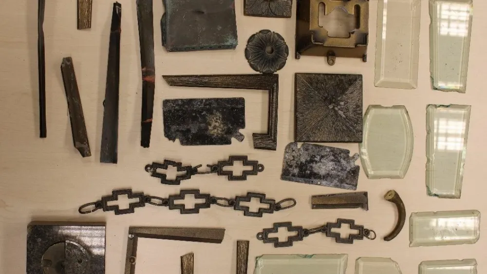 Policija je pri enem od osumljenih zasegla več predmetov, ukradenih z grobov na pokopali&scaron;ču v Svetici. 