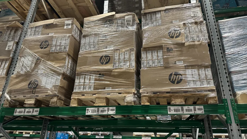 Javni &scaron;tipendijski sklad bo do 22. junija sku&scaron;al razdeliti 10.000 računalnikov, ki jih je lani kupilo ministrstvo za digitalno preobrazbo. Foto: Ministrstvo za digitalno preobrazbo