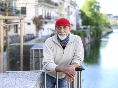 Mira Potočnika boste prepoznali po zanj značilni rdeči kapi. Foto: Jaka Gasar