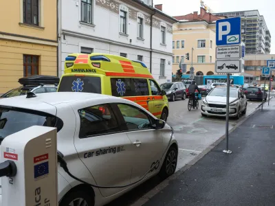 - električna polnilnica - polnilna postaja - električna mobilnost -<br>električna polnilnica za električno vozilo -<br><br>- 25.01.2023 &ndash; Vrhovčeva ulica 10 v Ljubljani - Avant2Go parkiri&scaron;če Poliklinika - brezplačno parkiranje električnega vozila &ndash; 100 % električni car sharing -<br> <br>//FOTO: Bojan Velikonja