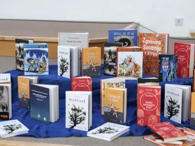 - knjige - romani<br><br>- 26.02.2024 - Osnovna &scaron;ola O&Scaron; &Scaron;kofja Loka &ndash; Mesto, nastop pisateljice &Scaron;pele Frlic v podpori podjetja Sax Konstrukcije, Gazele gorenjske regije 2023 v sklopu sodelovanja med projektoma slovenska Gazela in Bralna značka.<br> <br>//FOTO: Jaka Gasar