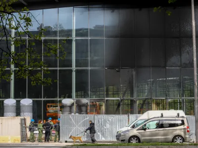 V požaru na gradbi&scaron;ču kopali&scaron;ča Ilirija je bil del steklene fasade močno po&scaron;kodovan. Foto: Luka Cjuha