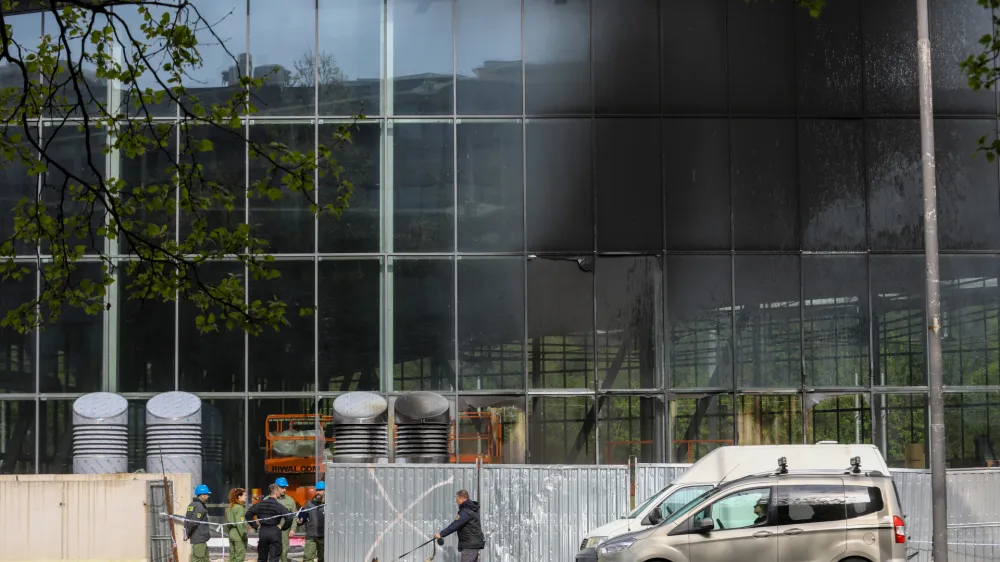 V požaru na gradbi&scaron;ču kopali&scaron;ča Ilirija je bil del steklene fasade močno po&scaron;kodovan. Foto: Luka Cjuha