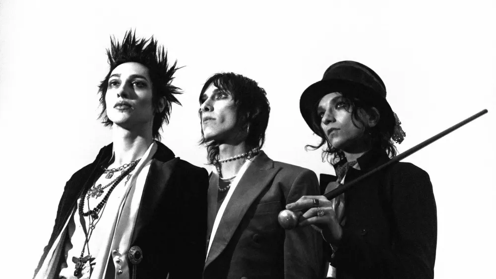 Nalezljiva me&scaron;anica art rocka, glam punka in britpopa, ki so jo ustvarili bratje Remington - Leith (vokal), Sebastian Danzig (kitara) in Emerson Barrett (bobni) - prihaja junija prvič v Slovenijo. 