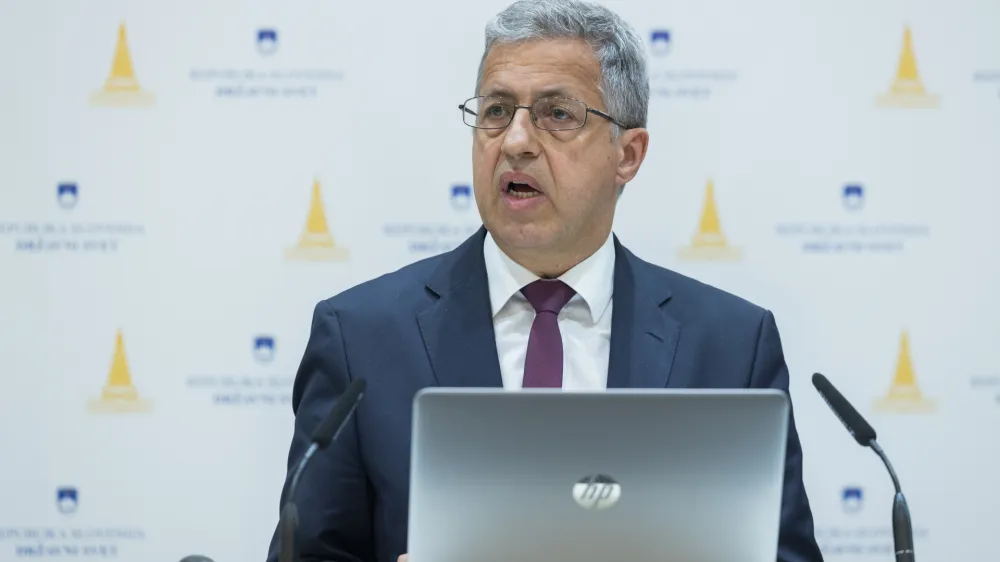 Ljubljana, Drzavni svet.<br>Posvet z naslovom Financna avtonomija slovenske lokalne samouprave, ki je potekal v organizaciji DS, Zdruzenja obcin Slovenije, Skupnosti obcin Slovenije in Zdruzenja mestnih obcin Slovenije.<br>Predstavnik poslanske skupine NSi Janez Zakelj.