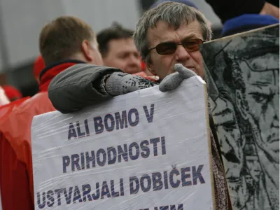 - ilustrativna fotografija - transparent - ali bomo v prihodnje ustvarjali dobiček- protest delavcev mariborskega podjetja Siemens Transportation System (STS) v Ljubljani, ki ga lastniki nameravajo po neuspe&scaron;nem poskusu prodaje v leto&scaron;njem letu likvidirati.//FOTO: Matej Pov&scaron;eOPOMBA: ZA OBJAVO V ČASOPISU DNEVNIK