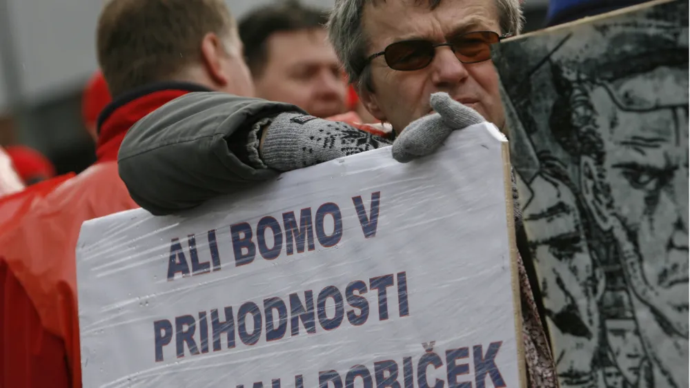 - ilustrativna fotografija - transparent - ali bomo v prihodnje ustvarjali dobiček- protest delavcev mariborskega podjetja Siemens Transportation System (STS) v Ljubljani, ki ga lastniki nameravajo po neuspe&scaron;nem poskusu prodaje v leto&scaron;njem letu likvidirati.//FOTO: Matej Pov&scaron;eOPOMBA: ZA OBJAVO V ČASOPISU DNEVNIK