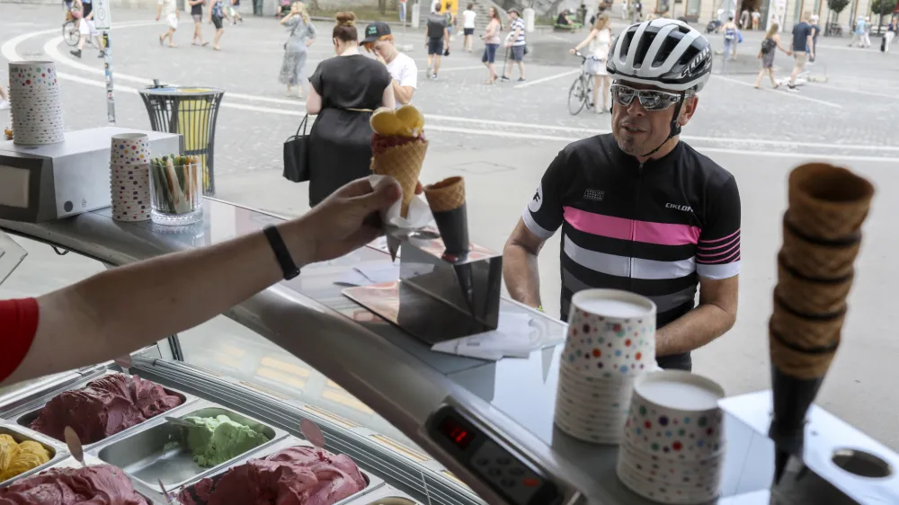 - 29.06.2022 &ndash; prodaja sladoleda v sredi&scaron;ču Ljubljane &ndash; sladoled -  //FOTO: Jaka Gasar