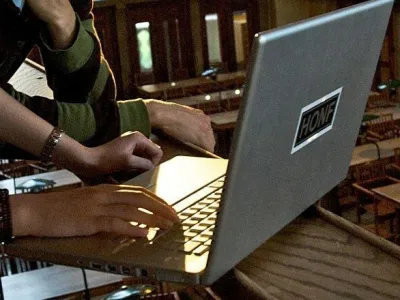 Novela zakona o spodbujanju digitalne vključenosti, s katero bodo na vladni službi za digitalno preobrazbo posku&scaron;ali zagotoviti več denarja za tečaje osnovnih digitalnih ve&scaron;čin, bi lahko bila vsebinsko pripravljena v septembru. Fotografija je simbolična.