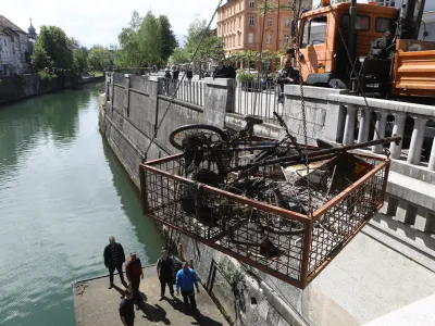 20.04.2024 - Čistilna akcija Ljubljana - Ljubljanica - či&scaron;čenje smeti iz ljubljanice - &Scaron;u&scaron;tarski mostFoto: LUka Cjuha