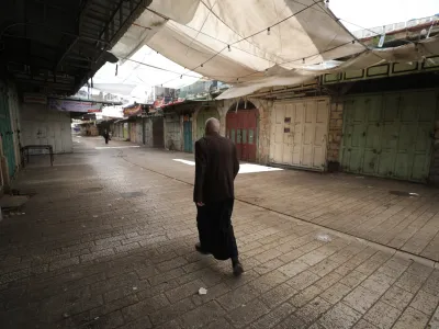 21 April 2024, Palestinian Territories, Hebron: Empty streets and closed stores are seen during a general strike in Hebron, to mourn those killed in Tulkarm, in the Israeli-occupied West Bank. Photo: Mamoun Wazwaz/APA Images via ZUMA Press Wire/dpa
