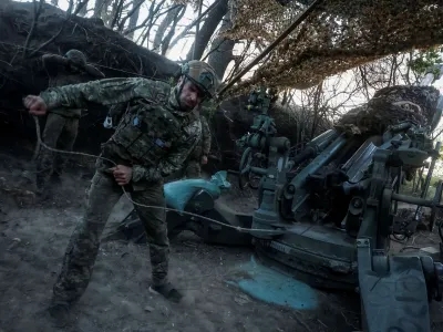 Ukrajinski predsednik Volodimir Zelenski poziva ameri&scaron;ki senat k hitri potrditvi pomoči za Ukrajino. To bi se lahko zgodilo že v torek. Hitra potrditev pomoči (tudi od nje je odvisen nadaljnji potek vojne) bi po oceni Zelenskega Rusiji poslala močno sporočilo, da Washington podpira Kijev in da Ukrajina ne bo postala &raquo;drugi Afganistan&laquo;.