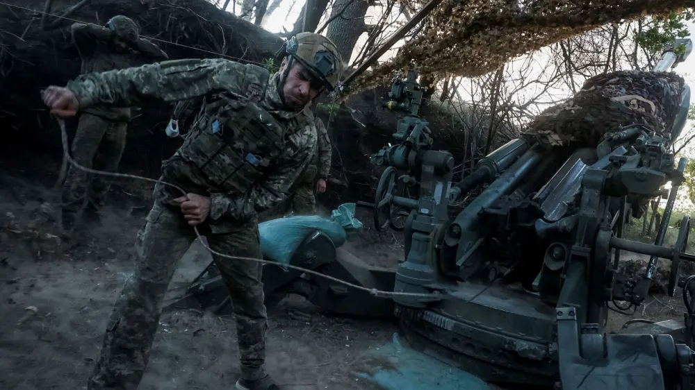 Ukrajinski predsednik Volodimir Zelenski poziva ameri&scaron;ki senat k hitri potrditvi pomoči za Ukrajino. To bi se lahko zgodilo že v torek. Hitra potrditev pomoči (tudi od nje je odvisen nadaljnji potek vojne) bi po oceni Zelenskega Rusiji poslala močno sporočilo, da Washington podpira Kijev in da Ukrajina ne bo postala &raquo;drugi Afganistan&laquo;.