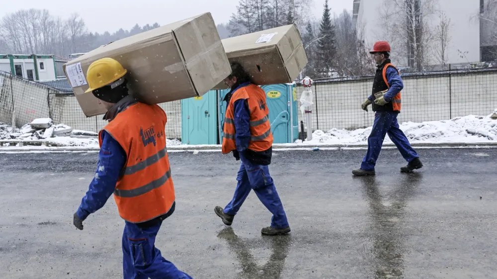 Kostno-mi&scaron;ična obolenja, ki so posledica težkih fizičnih obremenitev pri delu, so vzrok za kar četrtino bolni&scaron;kih odsotnosti in pogosto vodijo v invalidnost. Fotografija je simbolična. Foto: Jaka Gasar&nbsp;