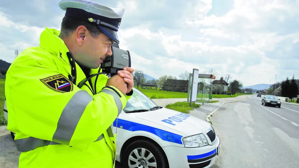 Policijska kontrola, Log pri brezovici, meritev hitrosti, radar.Foto Luka CjuhaZA OBJAVO V ČASOPISU DNEVNIK