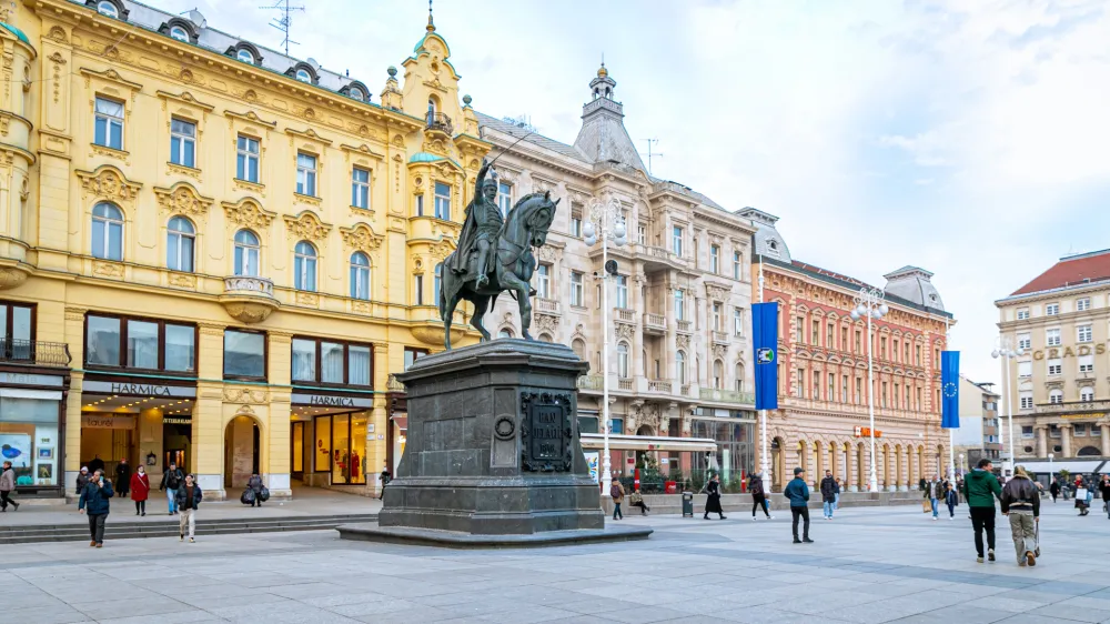 .V Sloveniji je danes v drugi pokojninski steber v okviru PDPZ vključenih 60 % vseh zaposlenih, ki so privarčevali dodatnih 3 milijarde evrov sredstev. Na Hrva&scaron;kem, ki je prav tako začela z razvojem dodatnih pokojninskih varčevanj dobrih 20 let nazaj, je vključena večina zaposlenih, zbrati pa so uspeli že več kot 20 milijard evrov sredstev.