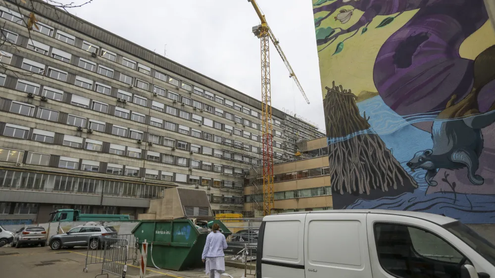 Danes 34-letni mo&scaron;ki zaradi zdravni&scaron;ke napake toži UKC Ljubljana za 450.000 evrov. V kliničnem centru vztrajajo, da so delali le v dobro pacienta.&nbsp;