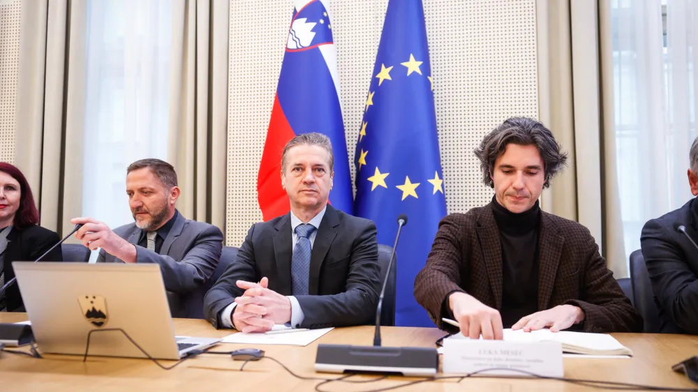 Ljubljana, vlada.Srecanje predsednika vlade Roberta Goloba s predstavniki sindikatov, delodajalcev in vlade, ki sodelujejo v Ekonomsko-socialnem svetu.Minister za finance Klemen Bostjancic, predsednik vlade Robert Golob in minister za delo Luka Mesec.